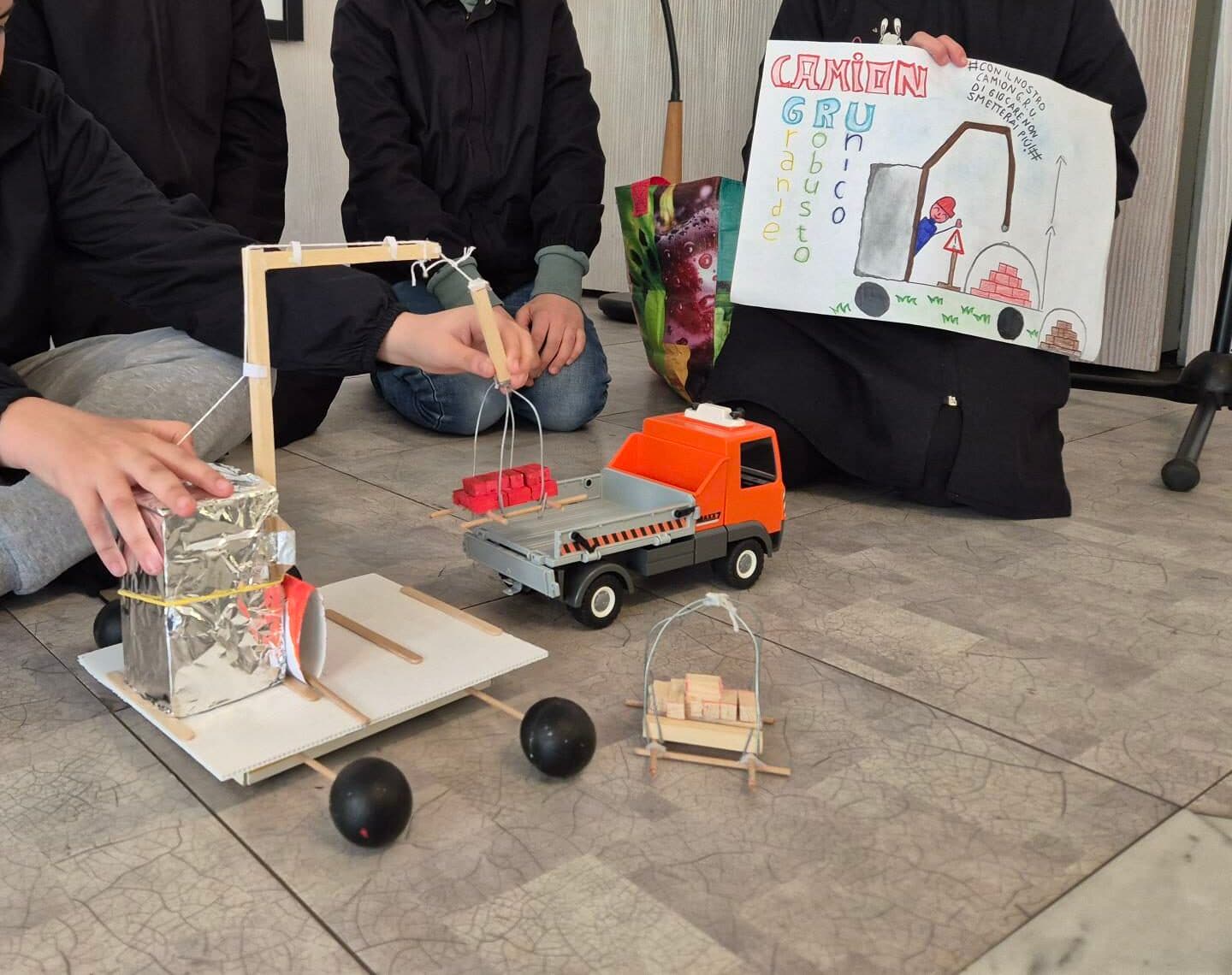 Il Camion Gru della classe V della scuola primaria Frezza di Carrara.