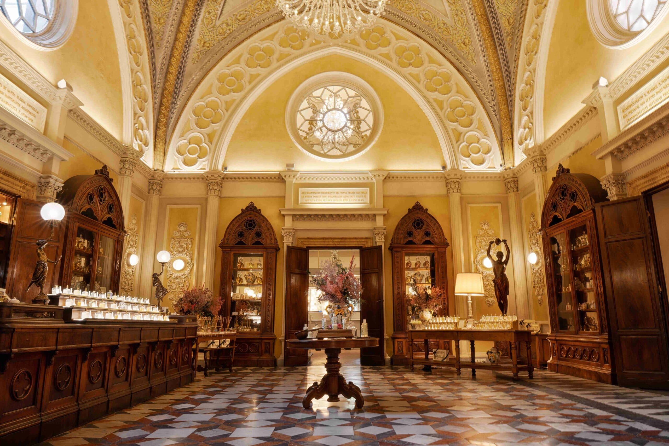 Il negozio principale di Officina Profumo-Farmaceutica Santa Maria Novella in via della Scala a Firenze