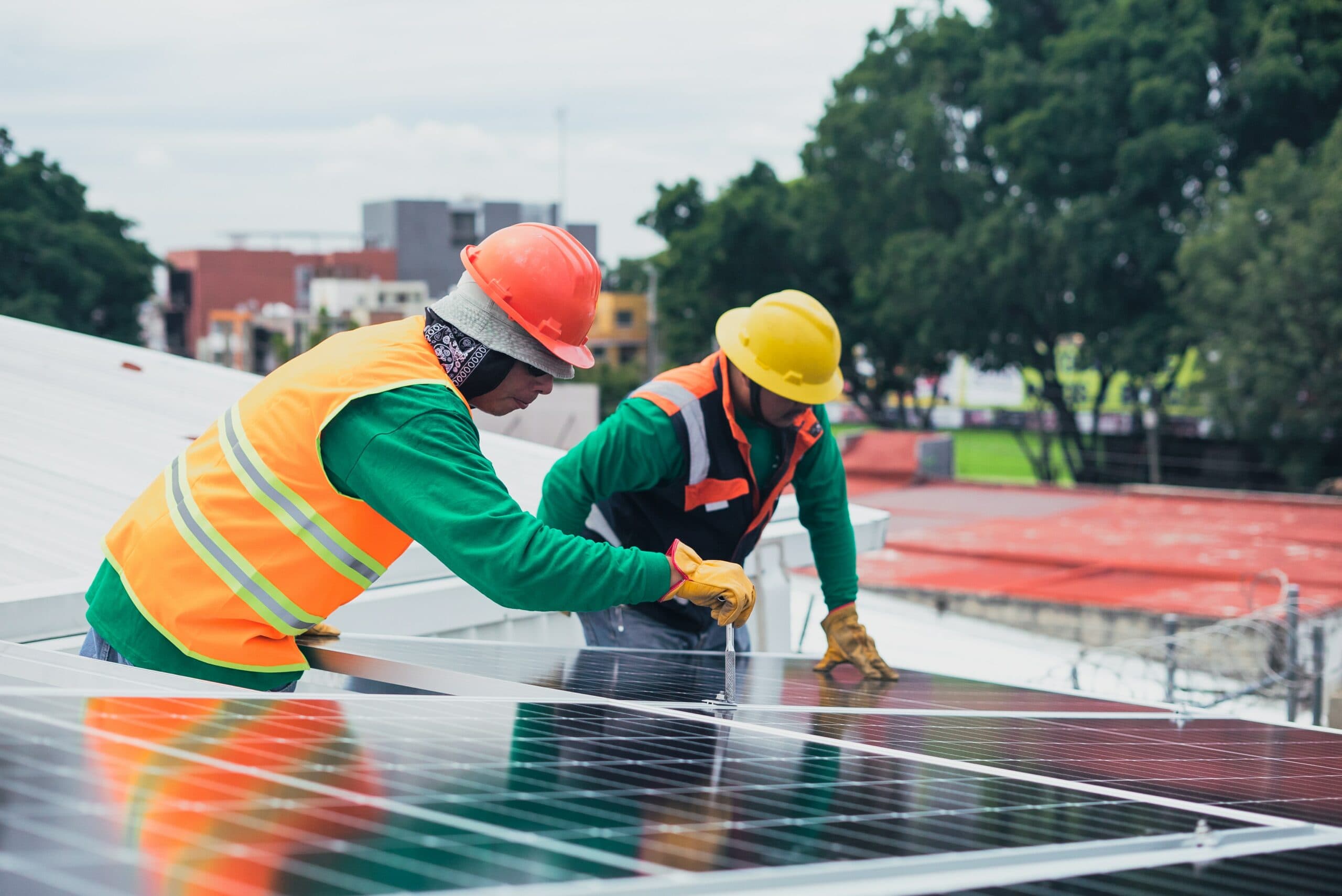L'installazione di pannelli fotovoltaici sul tetto di un'azienda