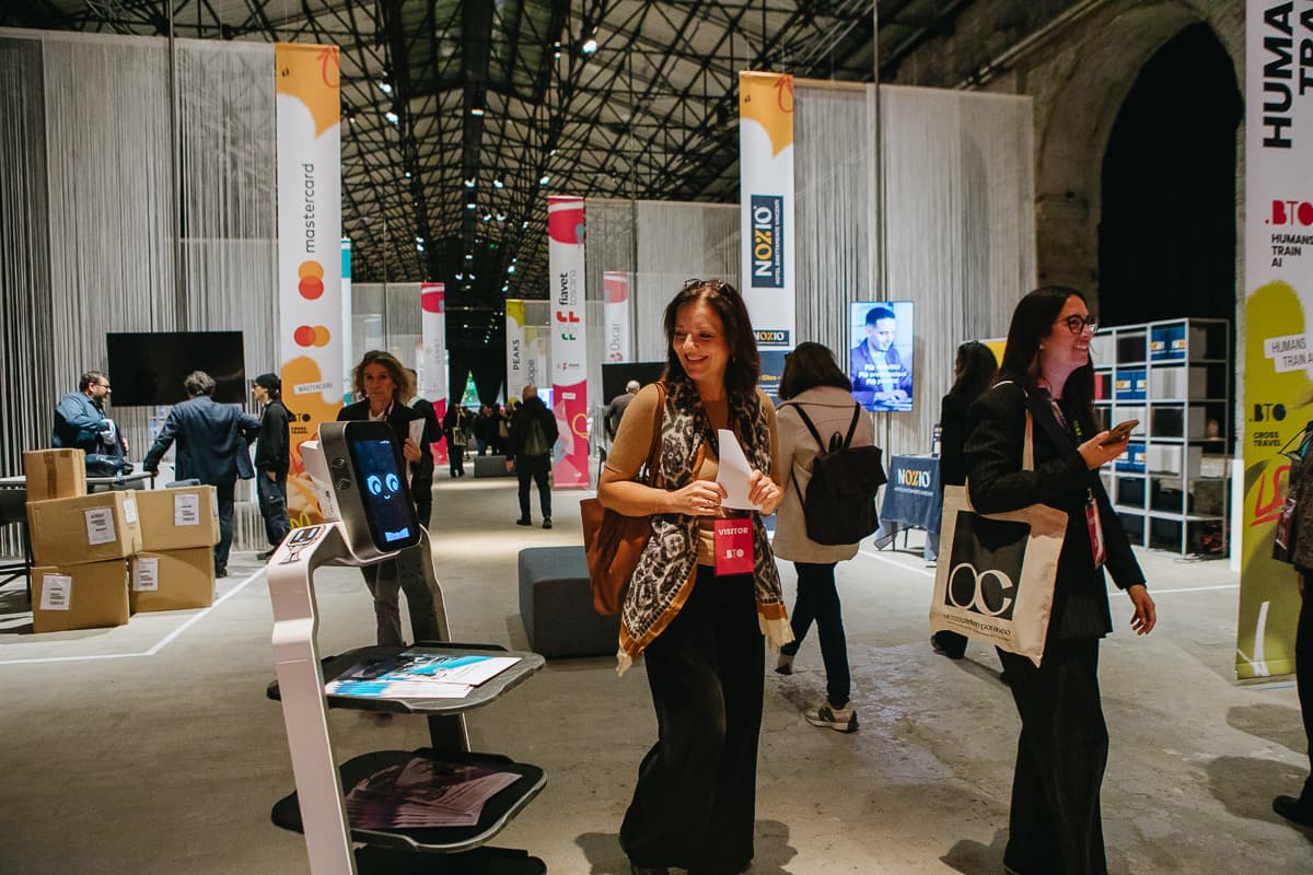 Il robot cameriere Bob al salone Bto a Firenze (ph. Ilaria Costanzo)