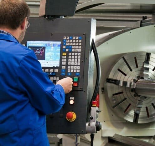Operaio al lavoro in un'azienda toscana