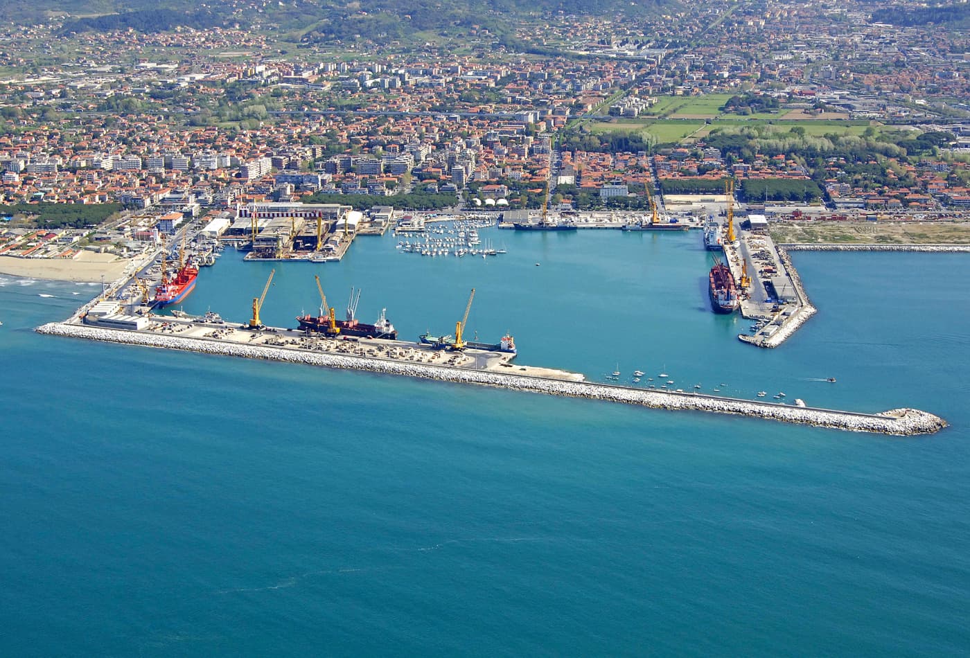 Veduta del porto di Marina di Carrara