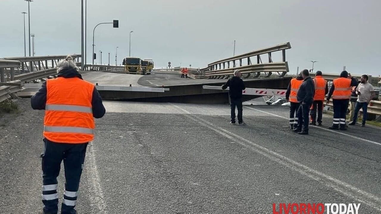 Il ponte mobile di accesso alla Darsena Toscana durante il blocco