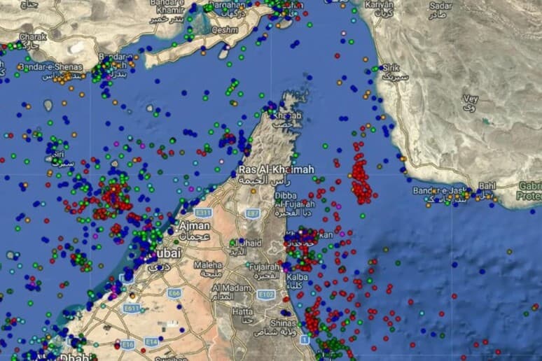 La dislocazione delle navi attorno allo Stretto di Hormuz
