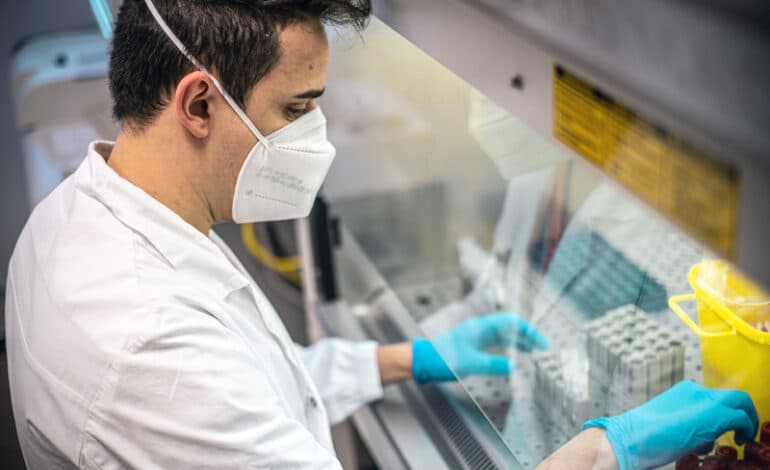 Un tecnico di laboratorio in un'azienda della farmaceutica senese