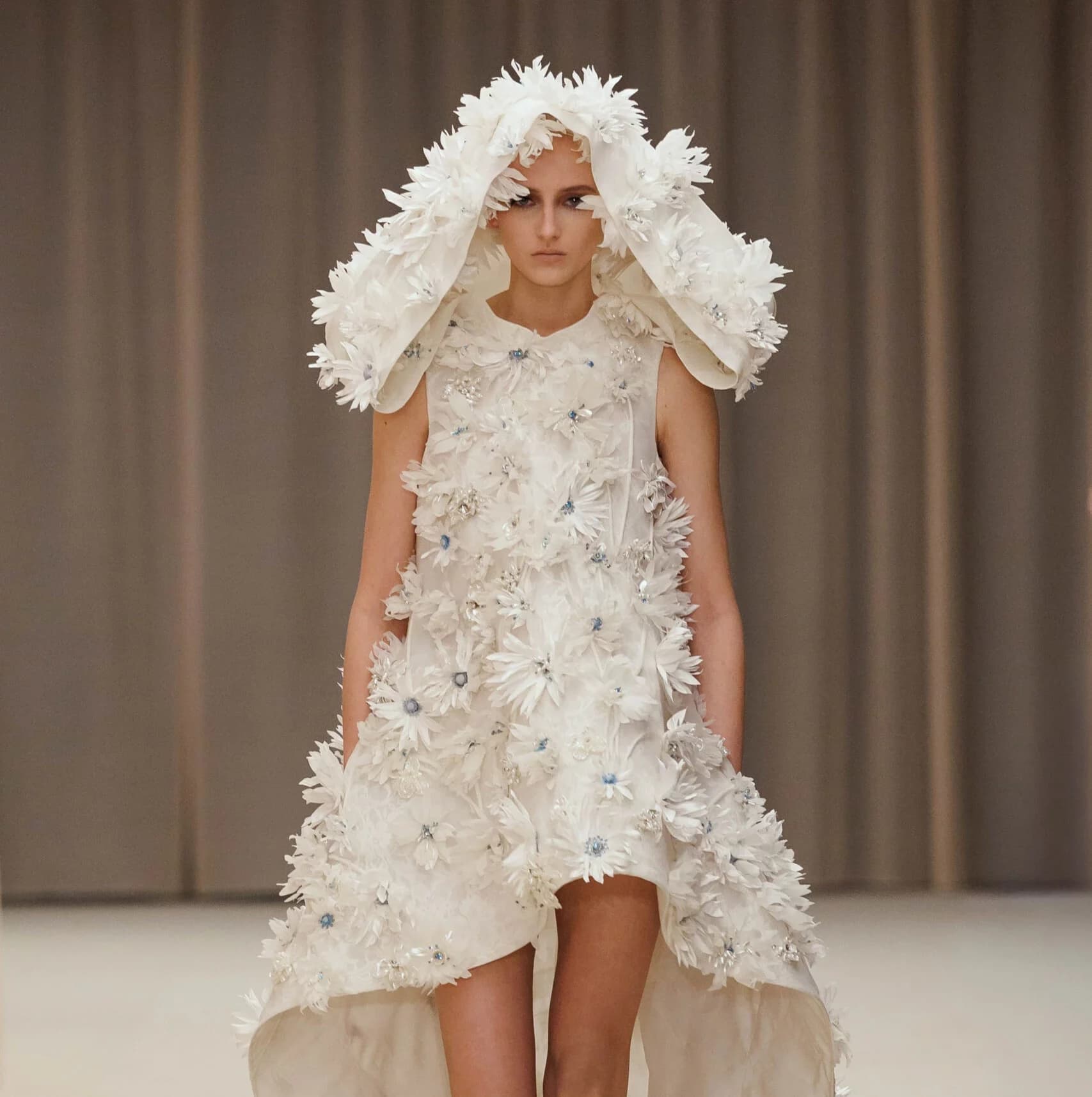 L’abito da sposa di Alexander McQueen della collezione AI 2026/2027. (Credito: Launchmetrics Spotlight)