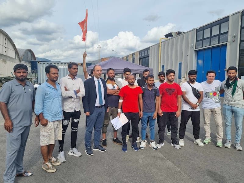Il presidente della Provincia di Prato Simone Calamai con alcuni lavoratori dell'Alba