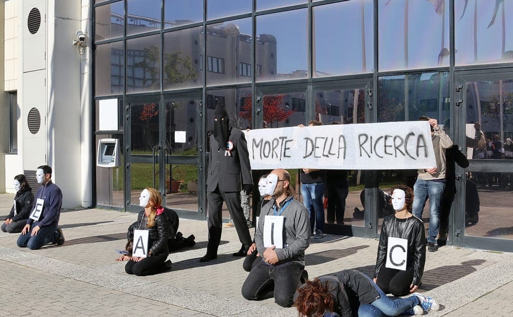 Un flashmob di protesta dei ricercatori precari del Cnr a Pisa
