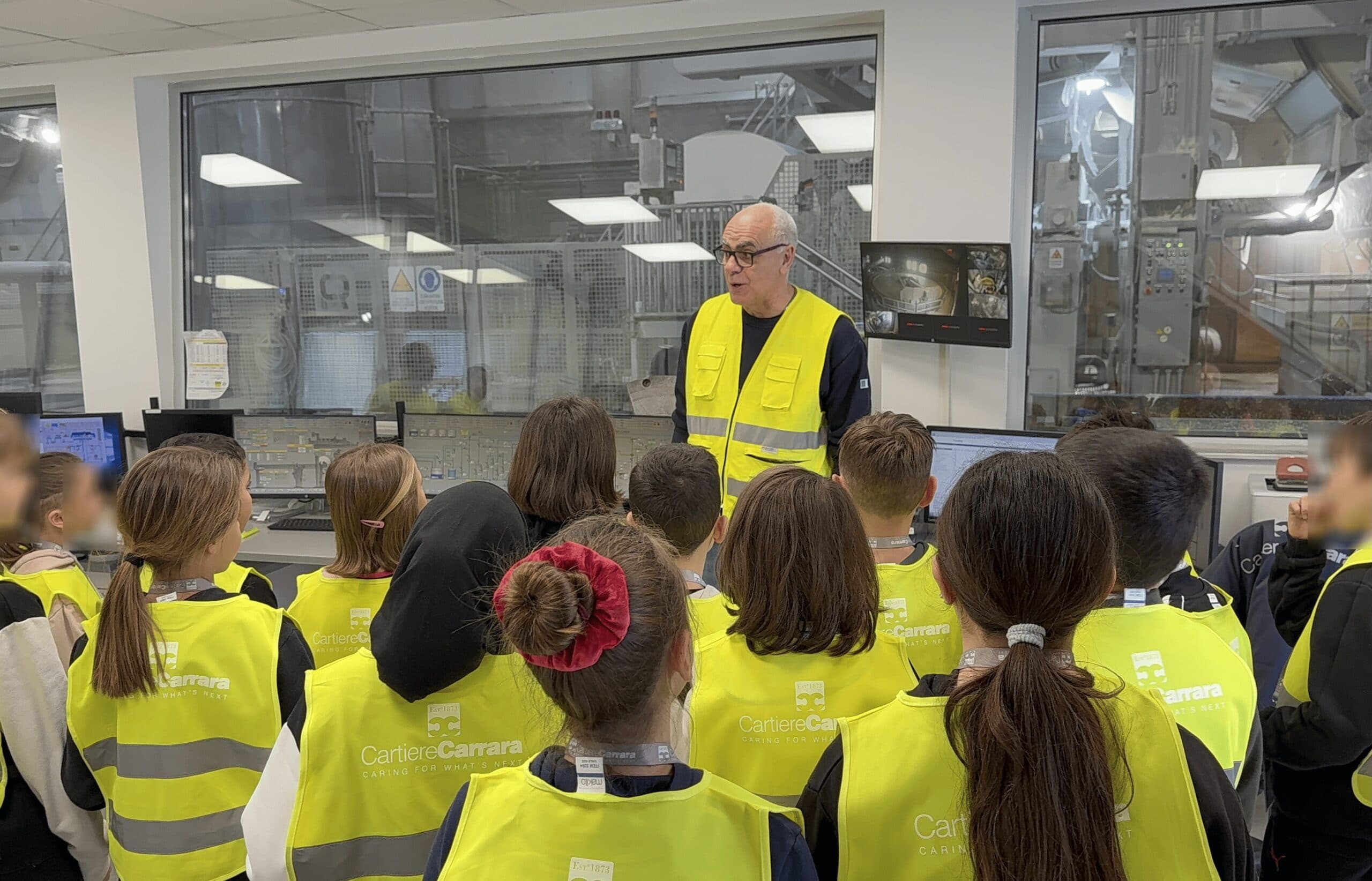 Gli studenti in visita allo stabilimento delle Cartiere Carrara a Lucca