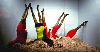 Una delle vetrine irriverenti di LuisaViaRoma