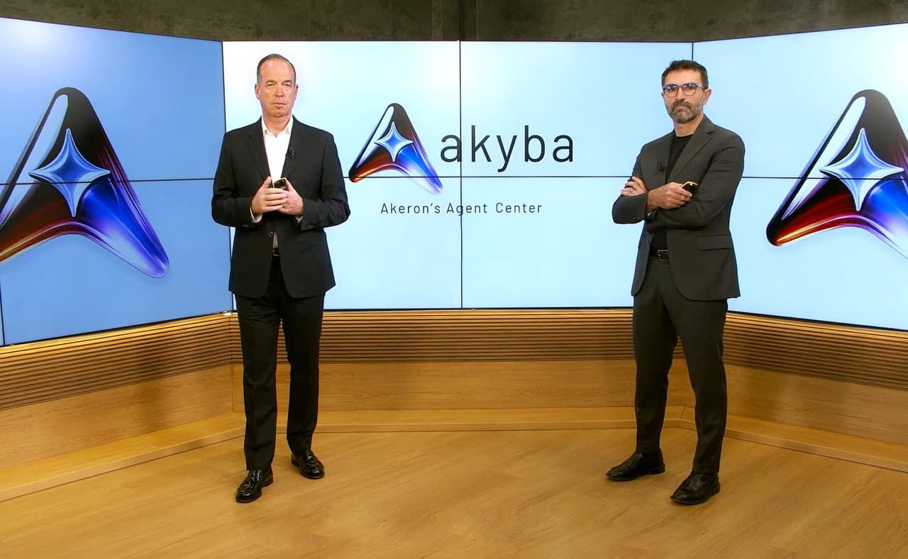 Manuel Vellutini e Marco Pierallini, co-ceo di Akeron, durante il broadcast di presentazione di Akyba