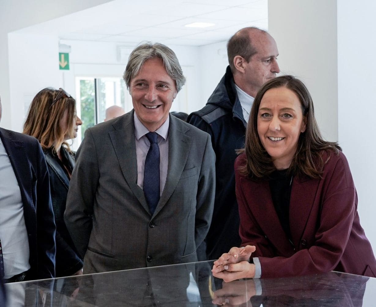 Il direttore generale della Fiorentina, Alessandro Ferrari, con la sindaca di Firenze Sara Funaro, nel corso del sopralluogo allo stadio