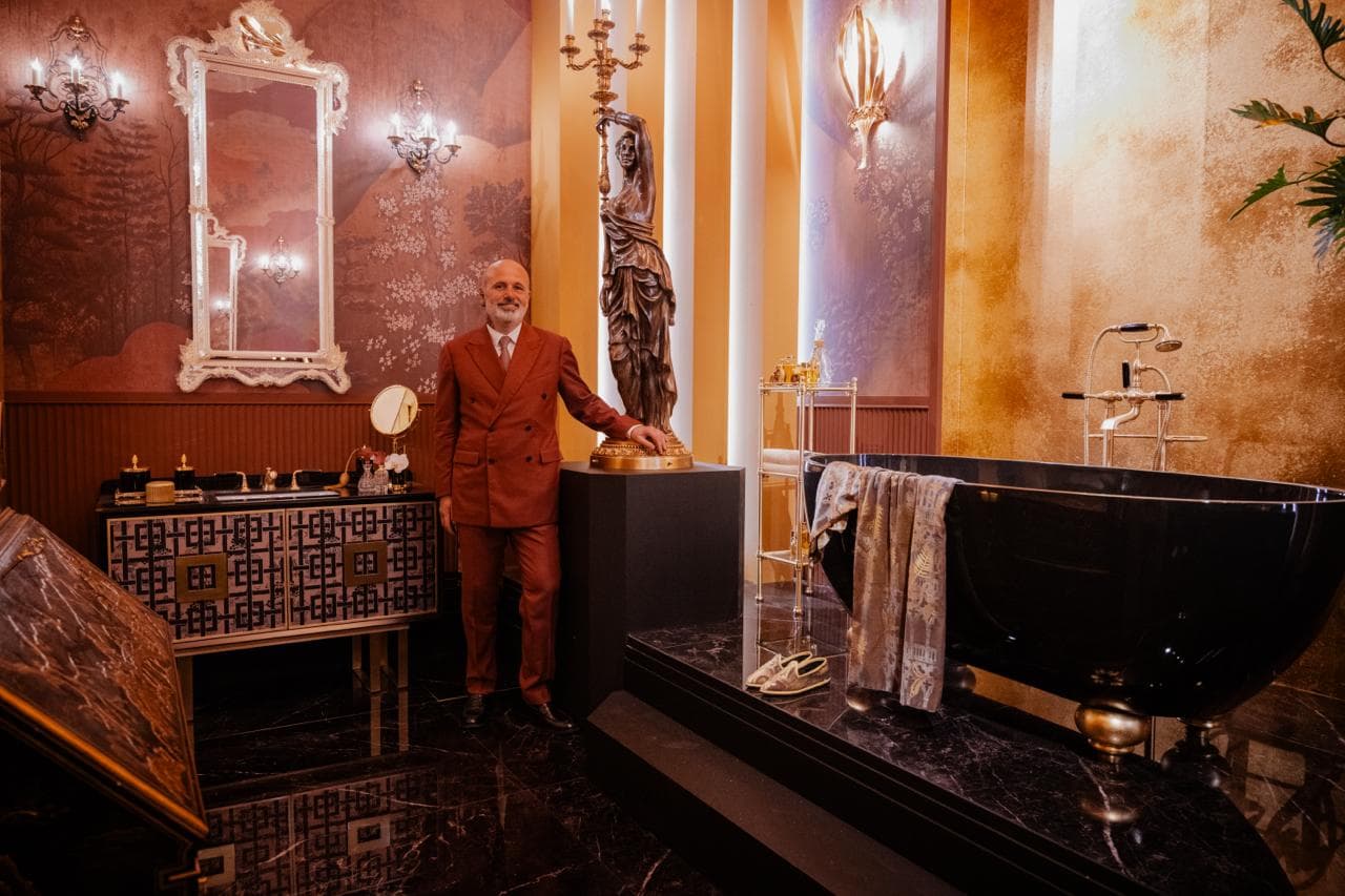 Raffaele Berni nel bagno di 'Aura' al Salone del Mobile di Milano