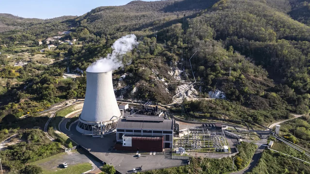 La torre di un impianto geotermico a Larderello