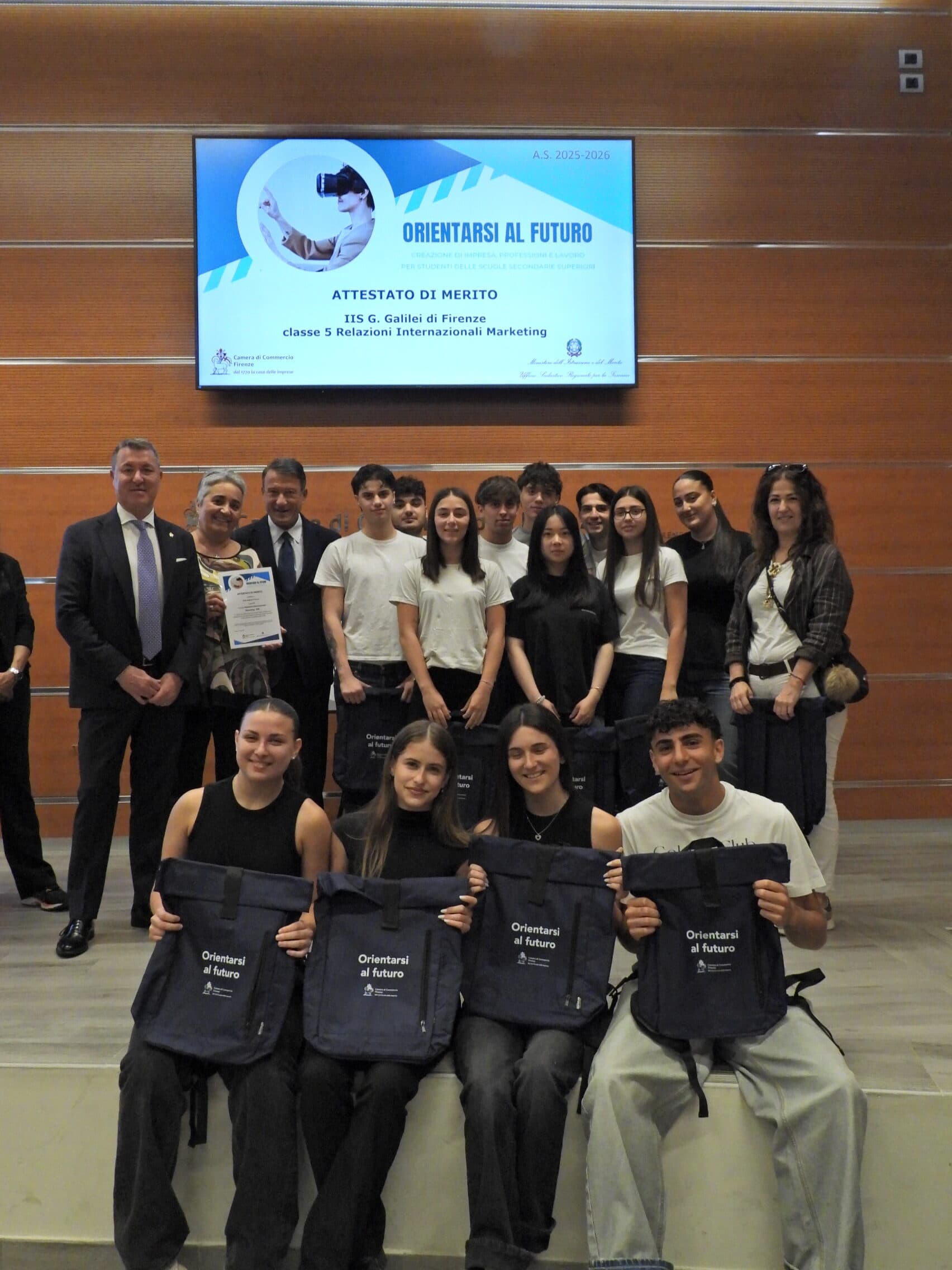 Alcuni studenti che hanno partecipato all'iniziativa nel salone della Camera di Commercio