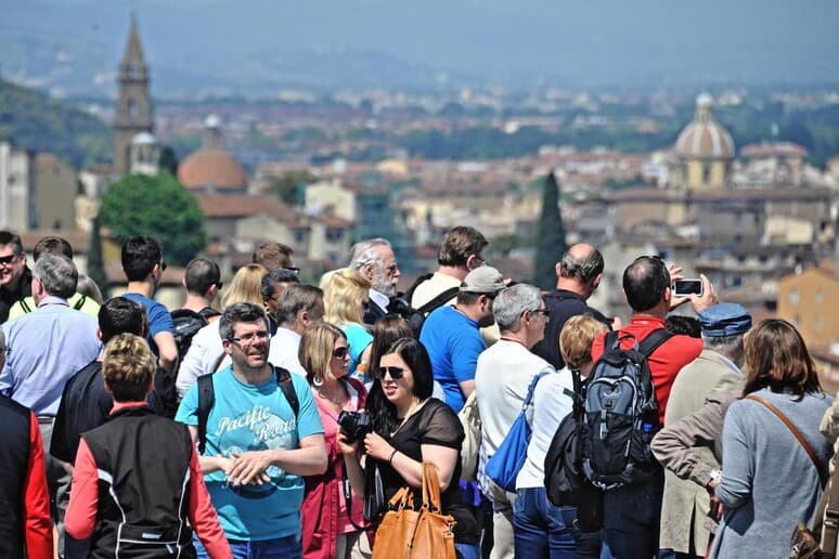 Turisti al piazzale Michelangelo a Firenze