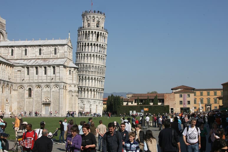 Turisti in piazza dei Miracoli a Pisa