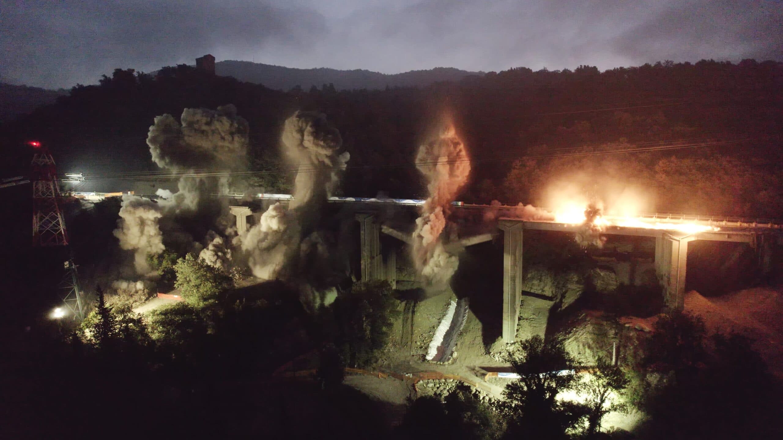 Il viadotto Torraccia tra Calenzano e Barberino durante le operazioni di brillamento