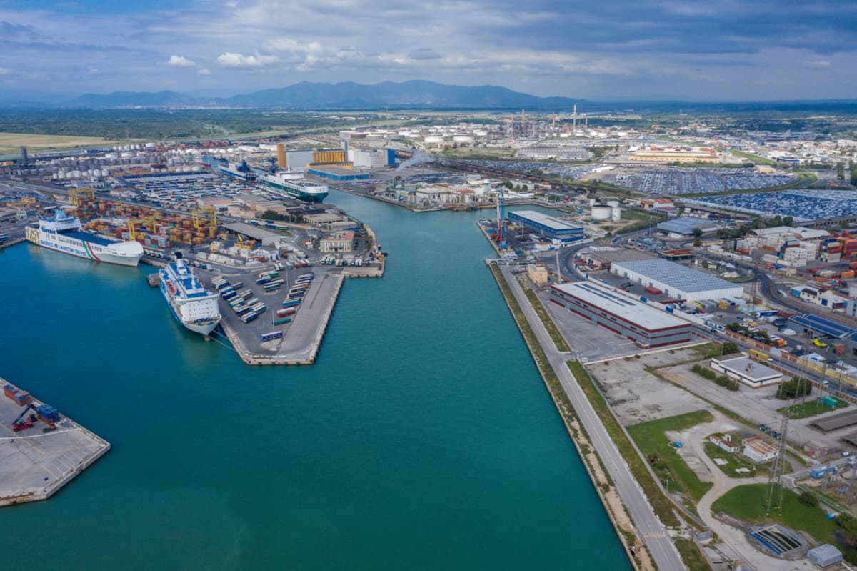 L'ingresso del Canale industriale e della Darsena Toscana del porto di Livorno
