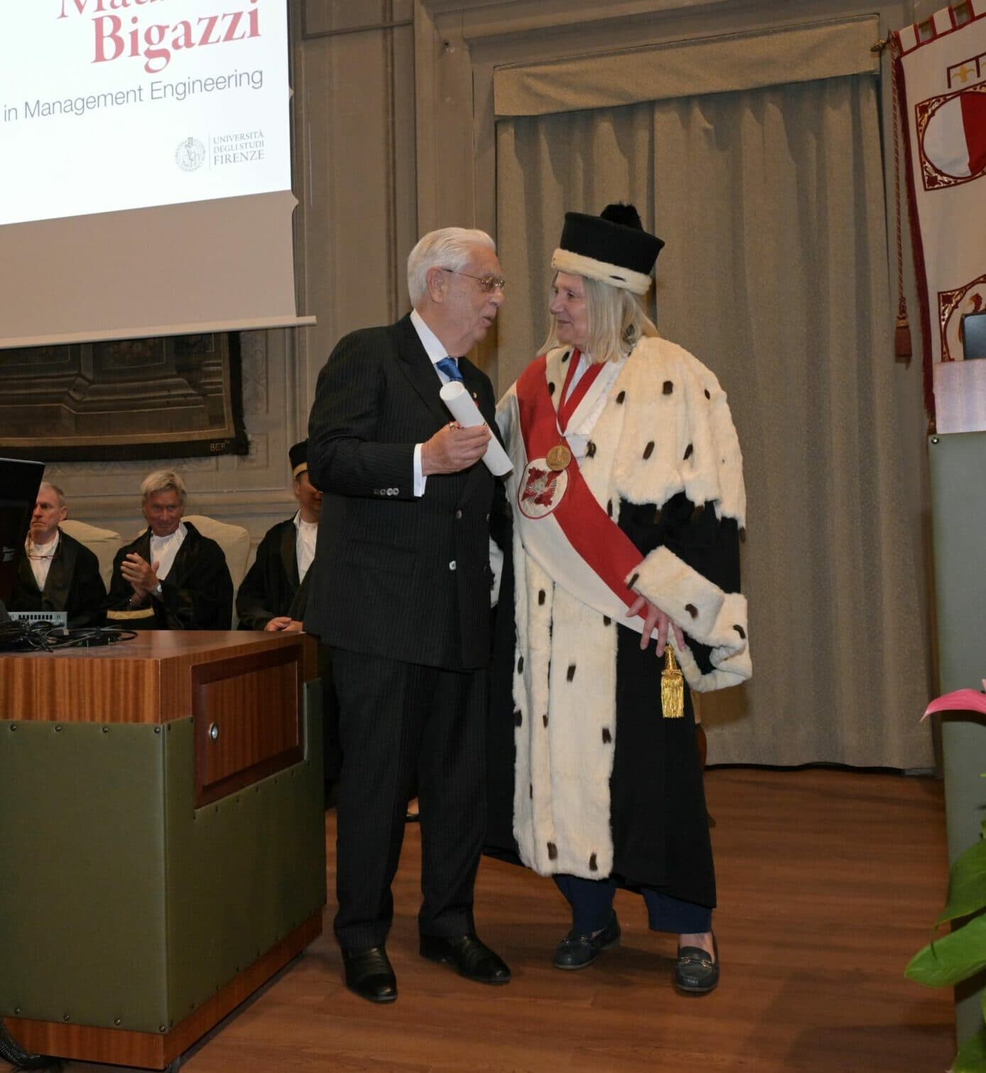 La rettrice dell'università di Firenze Alessandra Petrucci consegna il diploma di laurea a Maurizio Bigazzi