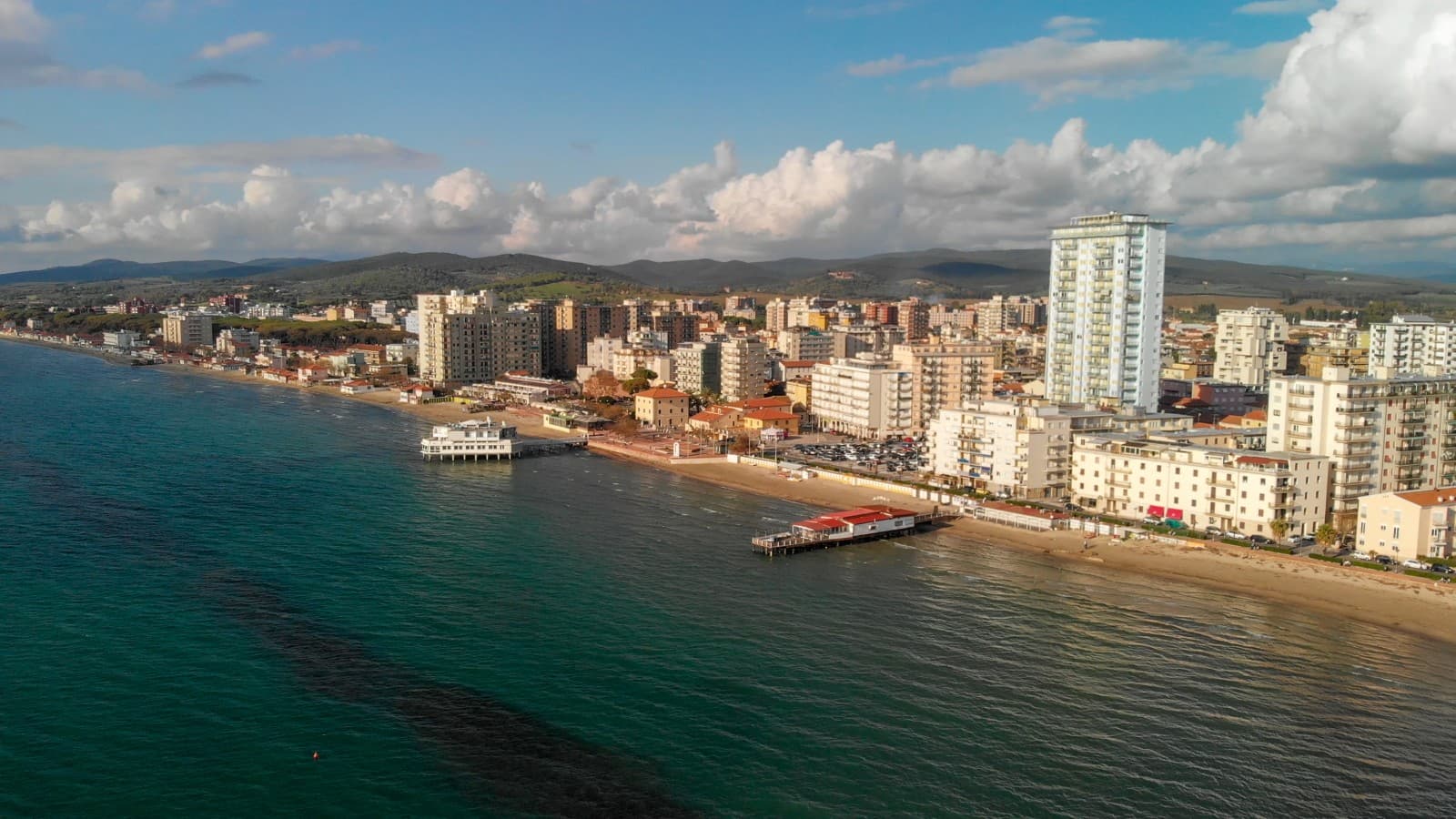 Veduta di Follonica: qui i prezzi delle seconde case sono cresciuti del 27% in cinque anni