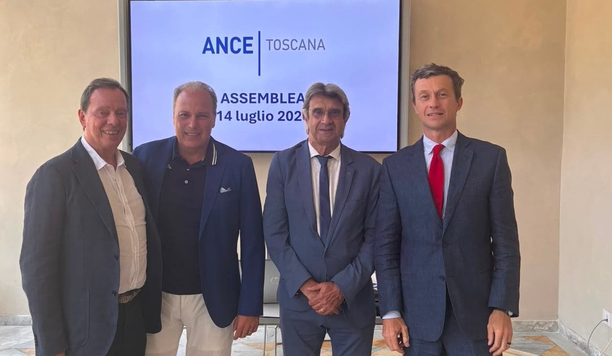 Da sinistra a destra, il vicepresidente di Ance Toscana, Stefano Fani; il tesoriere Andrea Tanzini; il presidente Rossano Massai; il vicepresidente Giangiacomo Gellini.