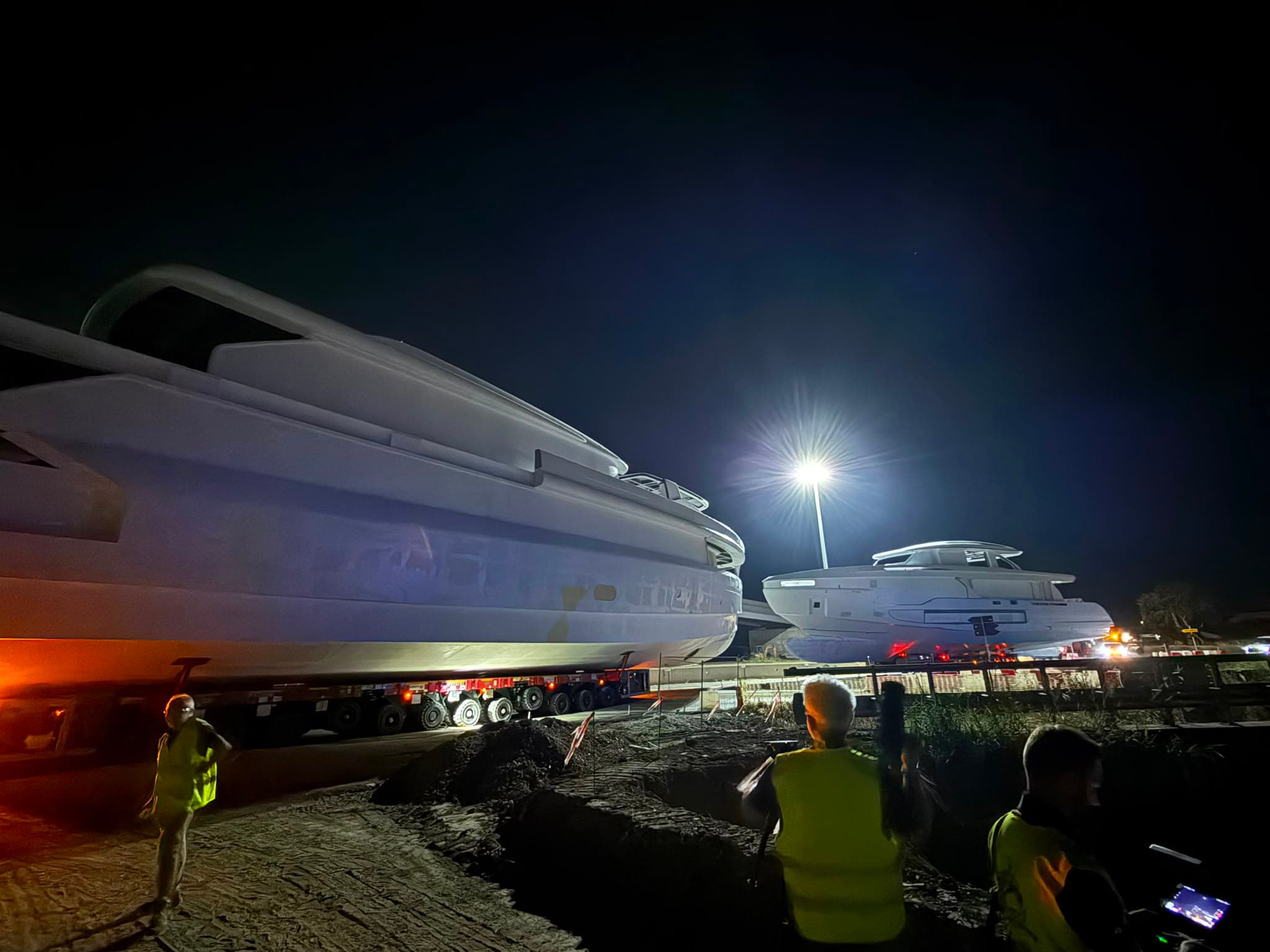 Il trasporto dei due yacht nell'area del cantiere di Montegemoli