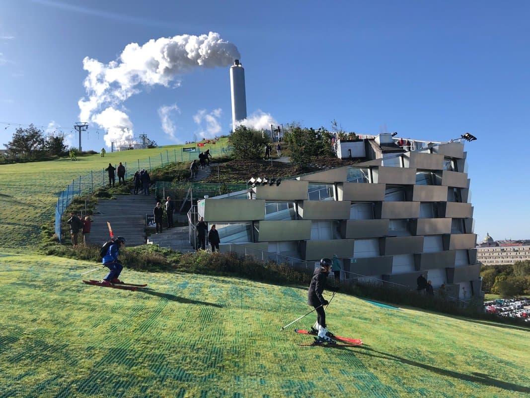 Copenhill, la collina artificiale dentro la quale è stato realizzato il termovalorizzatore di Copenhagen