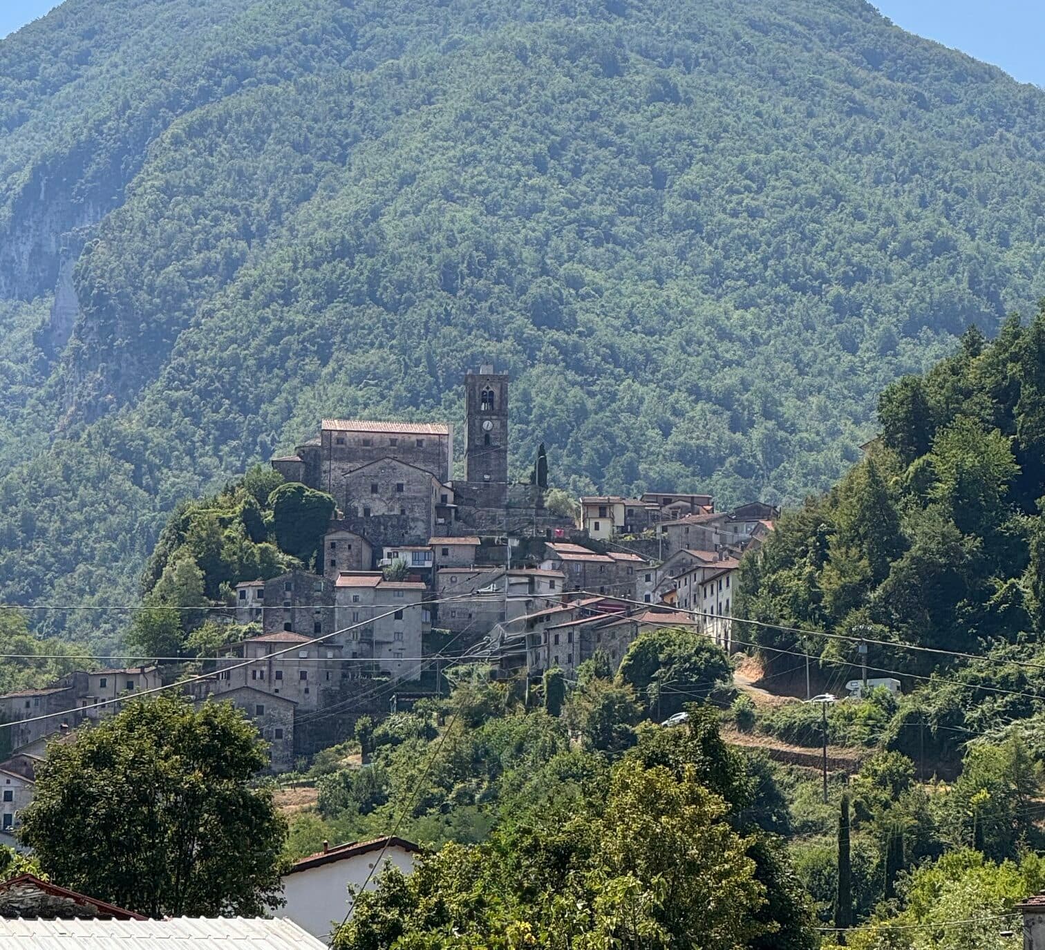 Il paese di Vinca in Lunigiana.
