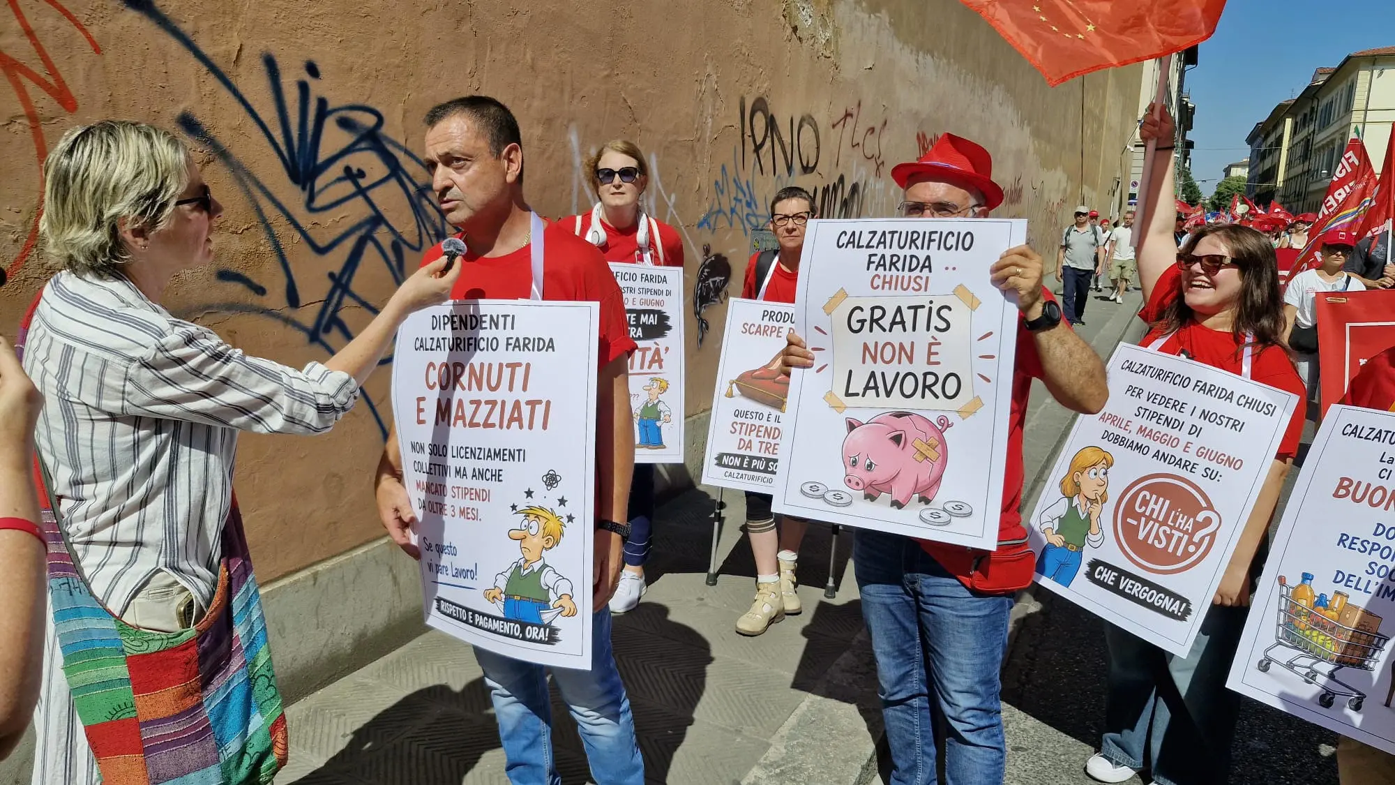 Un presidio di lavoratori del calzaturificio Farida