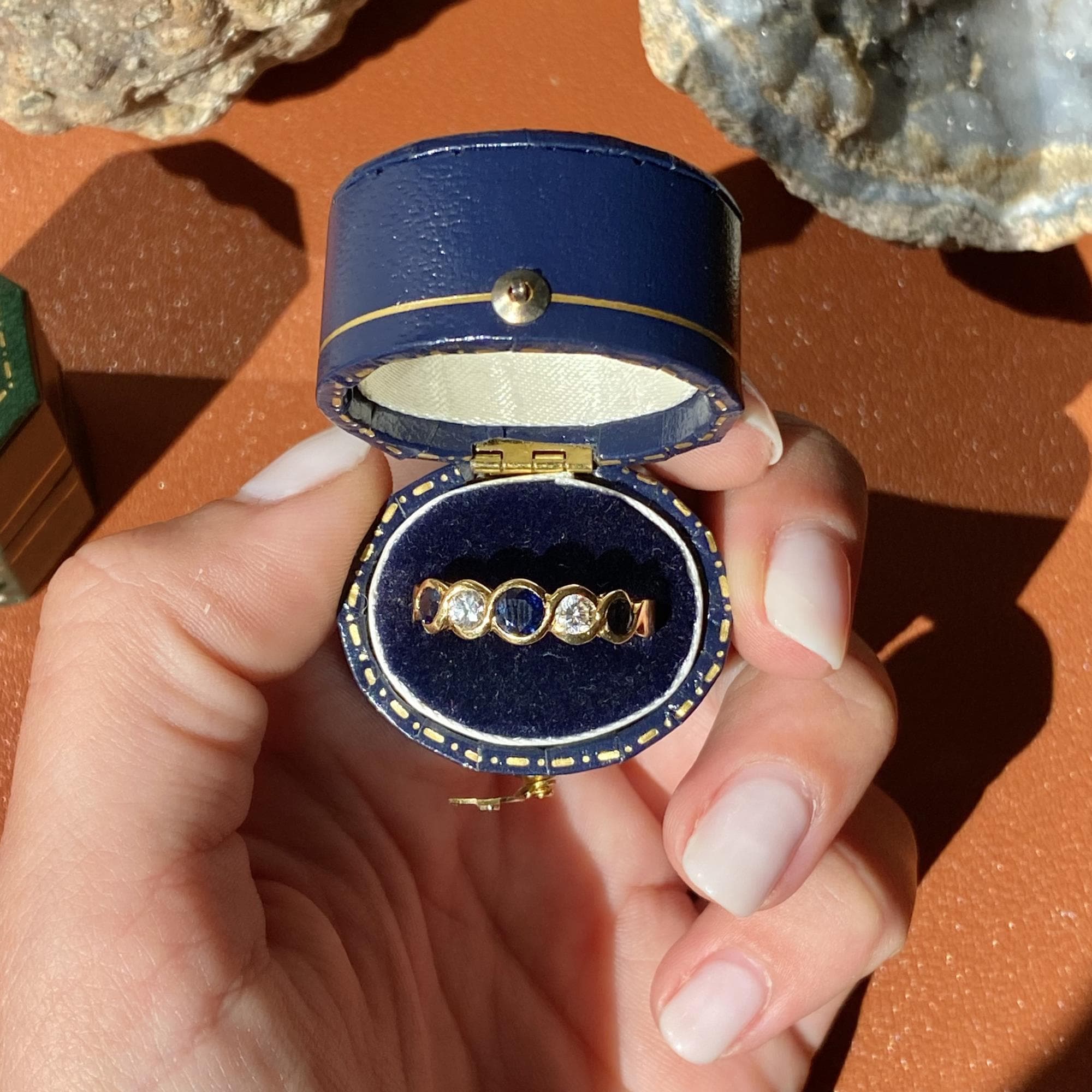 Un riviere in oro 18 carati con zaffiri e diamanti naturali