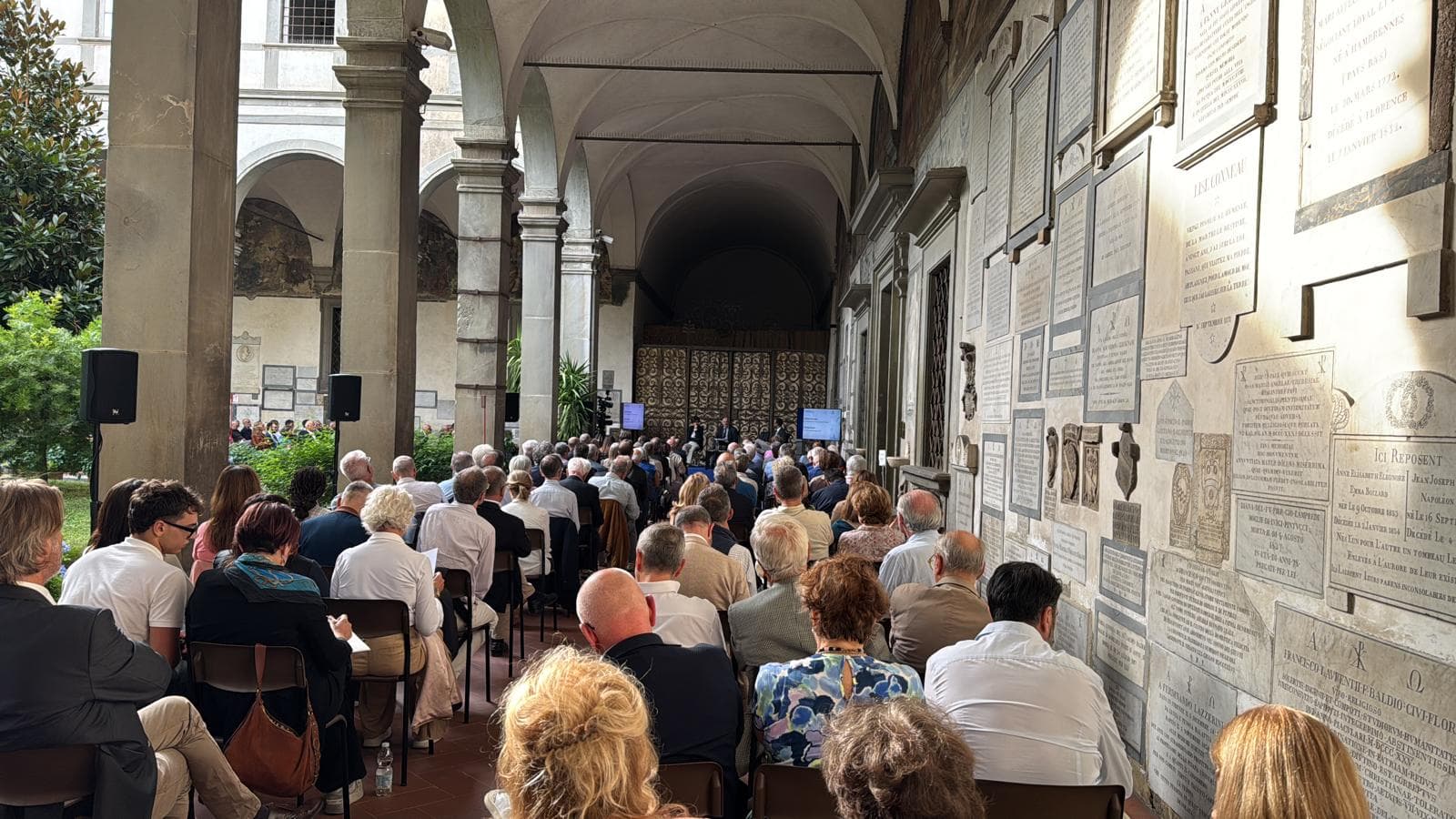 Alla conferenza in Santo Spirito a Firenze ha partecipato un numeroso pubblico