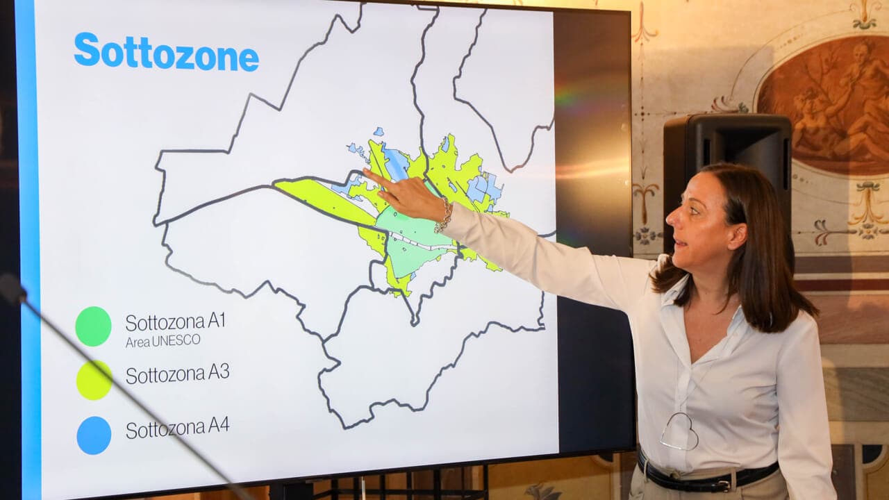 La sindaca di Firenze Sara Funaro illustra le nuove aree dove gli affitti sono regolamentati