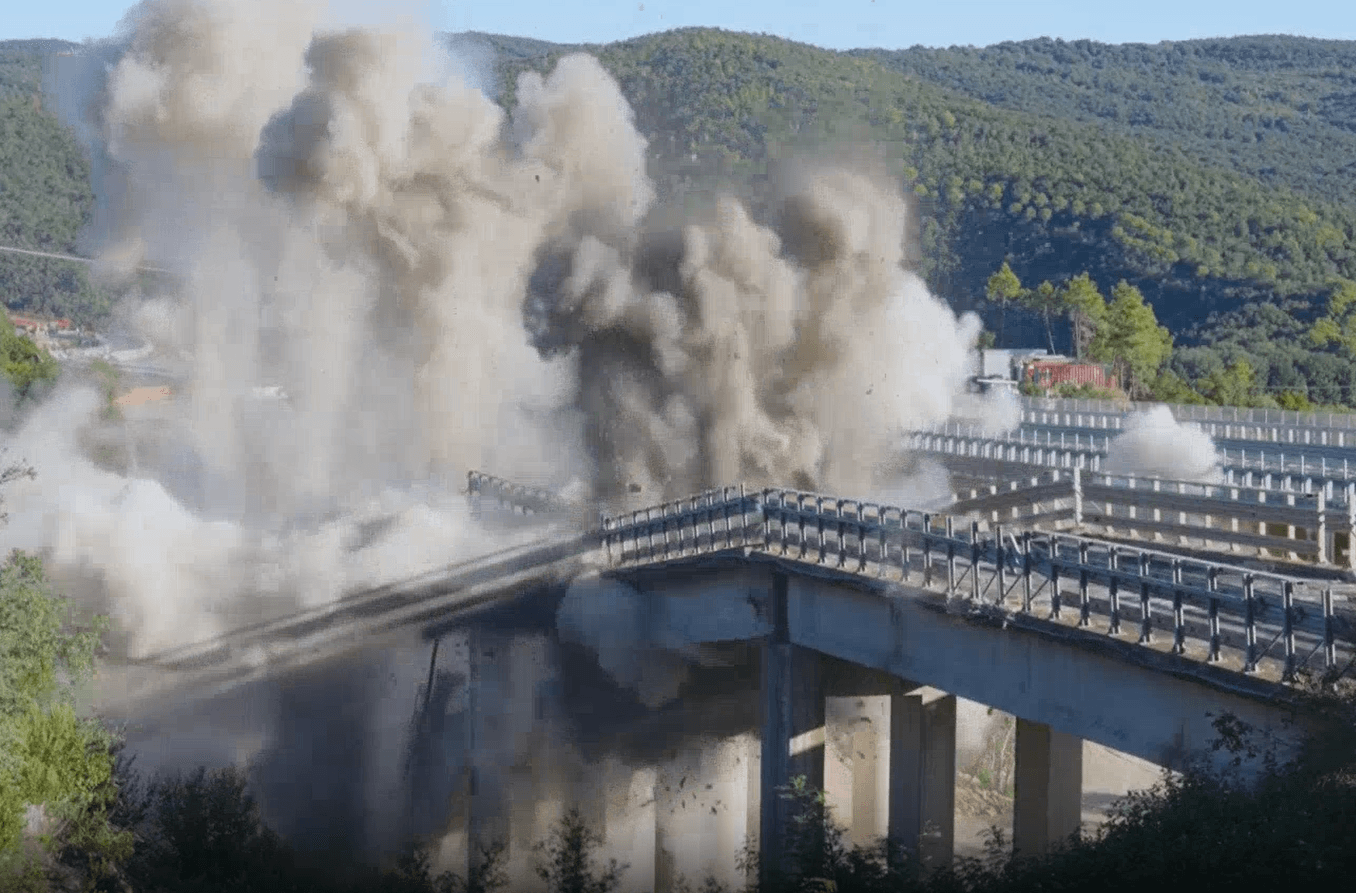La demolizione del viadotto Calcinaia sulla Grosseto-Siena